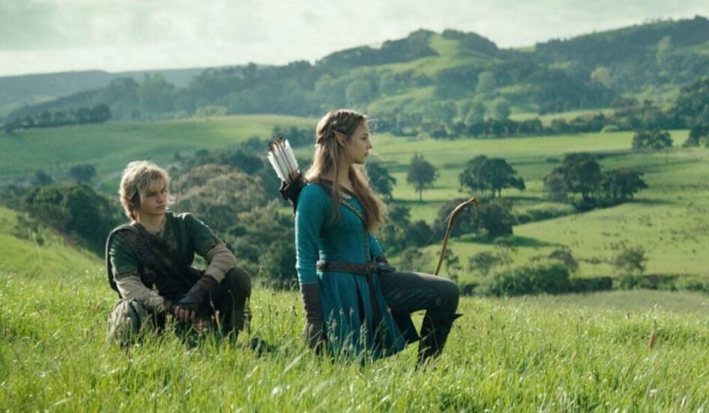 Primeira imagem do filme live-action de The Legend of Zelda mostrando Link e uma Hylian em Hyrule Field.