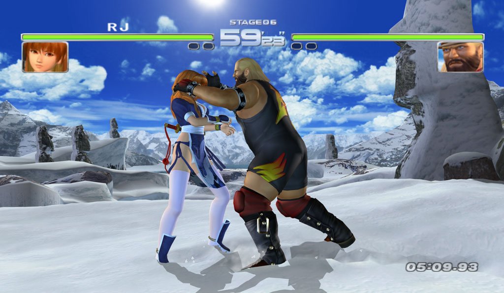 Gameplay de Dead or Alive 3 no Xbox original mostrando Kasumi e Bayman lutando em cenário com neve.