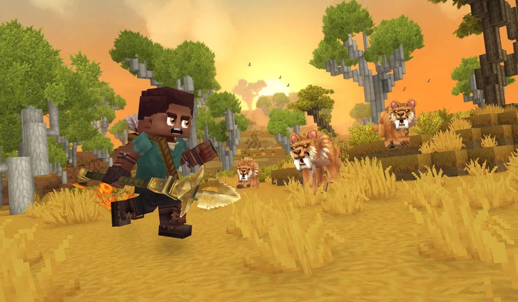 Personagem de Hytale correndo com uma lança dourada em uma savana ensolarada, sendo perseguido por criaturas semelhantes a tigres-dente-de-sabre, no QG Reloaded.