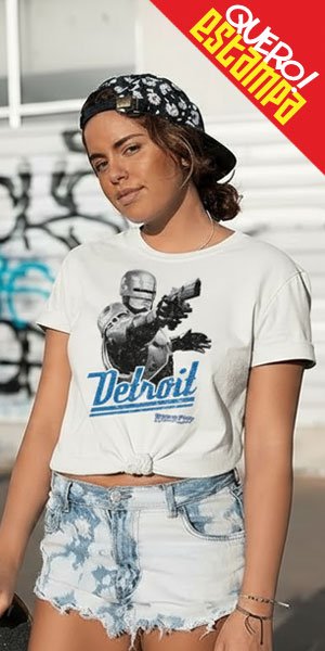 Modelo feminina vestindo camiseta branca com estampa do RoboCop em tons de azul e cinza, escrita "Detroit", em um ambiente urbano.